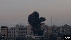 Moshi kutokana na mashambulizi ya bomu kwenye mji wa Gaza City, Palestina, kwenye picha ya maktaba Feb. 23, 2023. 