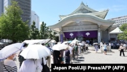 Warga mengantre untuk berdoa bagi para korban Gempa Kanto pada peringatan 100 tahun gempa tersebut di Tokyo Metropolitan Memorial Hall pada 1 September 2023. (Foto: Japan Pool/Jiji Press/AFP)