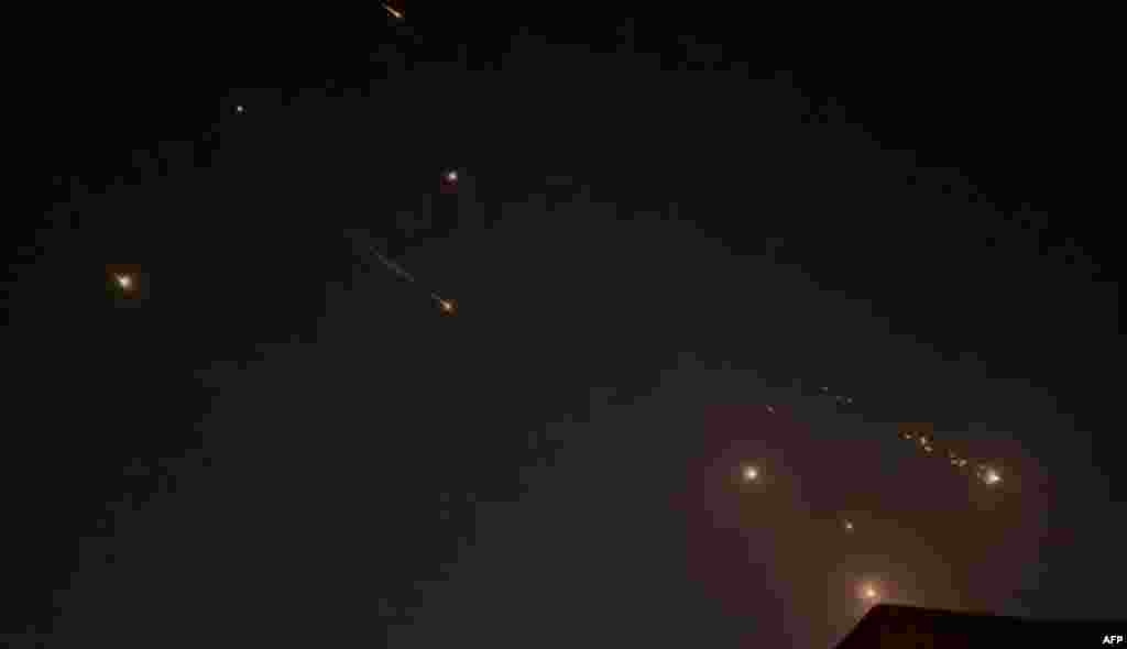 រូបថតពី​វីដេអូ​នេះ​ដែល​យកចេញពី AFPTV ថត​នៅថ្ងៃទី១៤ ខែមេសា ឆ្នាំ២០២៤ បង្ហាញ​ពី​ការ​ផ្ទុះឡើង​លើ​មេឃ​នៅ​ទីក្រុង Hebron នៃ​តំបន់ West Bank ដែល​កាន់កាប់​ដោយ​អ៊ីស្រាអែល ក្នុងអំឡុងពេល​ការវាយប្រហារដោយ​អ៊ីរ៉ង់​លើអ៊ីស្រាអែល។ (Photo by AFPTV / AFP)