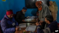 មន្ត្រី​រៀបចំ​ការ​បោះឆ្នោត​កំពុង​សម្រួល​ដំណើរការ​បោះឆ្នោត​ នៅ​ទីប្រជុំជន Baba Nagri នៃ​ទីក្រុង Srinagar តំបន់​ Kashmir កាលពីថ្ងៃទី១៣ ខែឧសភា ឆ្នាំ២០២៤។ 