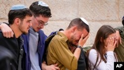 Prijatelji izraelskog vojnika narednika Lavija Ghasija tokom njegove sahrane u Modiinu, Izrael, 21. decembra 2023. Ghasi, 19, ubijen je tokom kopnene operacije izraelske vojske u Pojasu Gaze.