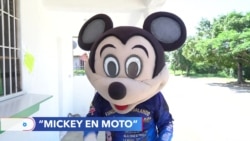  Mickey Mouse sube a una moto para repartir ayuda en Venezuela