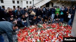 Watu wakusanyika kuwakumbuka waathirika wa shambulizi la bunduki Prague, Czech.