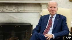 El presidente estadounidense Joe Biden y su gomólogo el jefe del gobierno español, Pedro Sánchez, que no aparecen en la foto, celebran una reunión bilateral en la Casa Blanca en Washington, DC, el 12 de mayo de 2023.
