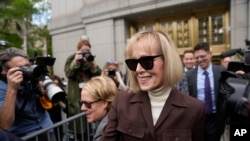 E. Jean Carroll akiondoka katika mahakama ya Manhattan mjini New York, Mei 9, 2023, baada ya Baraza la Mahakama kumpata na hatia Donald Trump kwa kumnyanyasa kingono mwandishi huyo wa habari wa zamani.