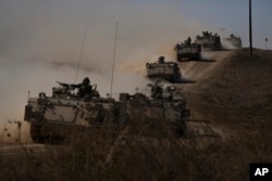 Tank Israel dan APC menuju perbatasan Jalur Gaza di Israel selatan pada Jumat, 13 Oktober 2023. (Foto: AP/Ariel Schalit)