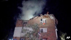 Пожарникари гаснеа пожар во станбена зграда оштетена во напад на руски ракетен напад во Харков, Украина, 31 мај 2024 година.