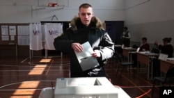 Un cadete militar se prepara para emitir su voto en una estación de agrupación en la Escuela Naval Superior del Pacífico durante una elección presidencial en la ciudad portuaria de Vladivostok, en el Pacífico, al este de Moscú, Rusia, el 15 de marzo de 2024.