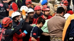 တူရကီနိုင်ငံ၊ မာလက်ယာမြို့မှာ ငလျင်ကြောင့်ပြိုကျသွားတဲ့အဆောက်အဦးအတွင်းက မိန်းကလေးတဦးကို ကယ်ထုတ်နေစဉ်။ (ဖေဖေါ်ဝါရီ ၂၇၊ ၂၀၂၃) 