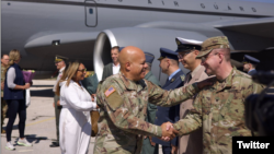 Komandant Nacionalne garde Ohaja general-major Džon Haris rukuje se sa predstavnicima delegacije Vojske Srbije, nakon sletanja vojne delegacije SAD na aerodrom u Batajnici, Beograd, 6. septembra 2023. (Foto: Ambasada SAD na Ex-u)