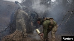 烏克蘭軍人在赫爾鬆地區向俄羅斯陣地發射榴彈砲。 (2024年3月12日)