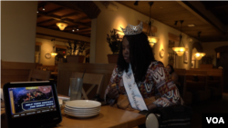 Chandra Smith dans un restaurant dans le Maryland, en 2023 (Nanythe Talani/VOA).