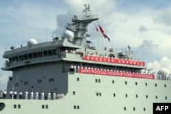 រូបឯកសារ៖ កងនាវិក​របស់​នាវា​ហ្វឹកហ្វឺន Qijiguang របស់ចិនលើកដៃ​ ពេលនាវាសំចត​នៅ​កំពង់ផែ​ព្រះសីហនុ នៅខេត្ត​ព្រះសីហនុ កាលពីថ្ងៃទី១៩ ខែឧសភា ឆ្នាំ២០២៤។