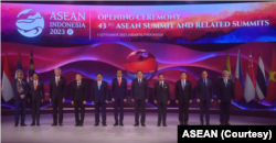 Para pemimpin negara ASEAN dalam sesi foto bersama sebelum dimulainya KTT ASEAN pada Selasa (5/9) di Jakarta. (Foto: Courtesy/ASEAN)