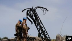 Italijanski vojnici mirovnih snaga UN-a pregledaju mali most koji je uništen u izraelskom zračnom napadu, u selu Maaliya na jugu Libana.