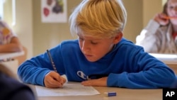 สวีเดนพักหน้าจอไฮเทค ฟื้นฟูการอ่านหนังสือ-คัดลายมือของนักเรียน