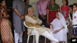 مودي‌ له خپلې مور سره