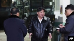 ผู้นำเกาหลีเหนือ คิม จอง อึน ตรวจสอบโรงงานอาวุธแห่งหนึ่งในเกาหลีเหนือ เมื่อวันที่ 8-9 มกราคม 2024 (ภาพจากรัฐบาลเกาหลีเหนือ) 