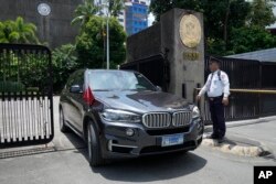 2023年8月7日，一辆外交牌照的轿车从中国驻马尼拉大使馆驶出。菲律宾外交部就一艘大型中国海警船在南中国海菲律宾专属经济区内使用水炮对一艘菲律宾补给船实施拦阻和攻击一事，召见中国驻马尼拉大使表达抗议。