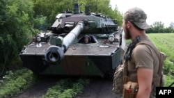 ARCHIVO - Marines ucranianos revisan su vehículo de combate blindado AMX-10 RC de fabricación francesa en una posición en la región de Donetsk el 10 de julio de 2023.