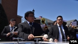 Los integrantes de esta agrupación trabajan en diferentes sectores como la construcción y una vez por semana se reunen para practicar música tradicional que es requerida en diferentes festividades. [Foto: Tomás Guevara, VOA]