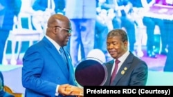 Président Félix Tshisekedi (G) ya RDC apesi na présidemt ya Angola Joao Lourenço bilembo bya bokambi SADC, lisangi lya nkita ya bikolo bya Afrika ya nse, na Luanda, Angola, 17 sanza ya mwambe 2023. (Présidence RDC)