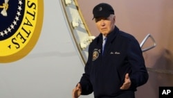 Predsjednik Joe Biden silazi niz stepenice Air Force One u zračnoj bazi Dover u Delawareu, 17. jula 2024. Biden se vraćao svojoj kući u Rehoboth Beach, Delaware, kako bi se samoizolirao nakon što je testiran pozitivan na COVID-19.