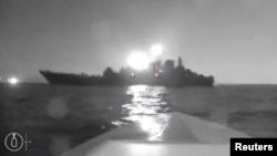 2023年8月4日，一架海上无人艇拍摄的视频显示俄罗斯新罗西斯克港附近的 Olenegorsky Gornyak 船。（照片来自社媒视频截图）