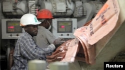 Wafanyakazi wa kiwanda cha saruji cha Dangote kilichopo katika kijiji cha Obajana Nigeria 