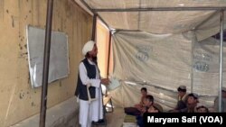 عبدالوکیل، یکی از معلمان که در دوران کودکی از اثر بیماری پولیو به معلولیت مبتلا شده است