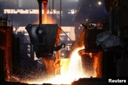 Seorang pekerja sedang memperhatikan proses peleburan nikel di PT Vale Inco, Sorowako, Sulawesi Selatan, 30 Maret 2023. (Foto: Ajeng Dinar Ulfiana/Reuters)