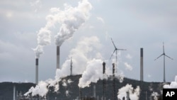 Arhiva - Industrijska pozadina rafinerije BP i Uniper elektrane na ugalj vidi se u Gelzenkirhenu, Nemačka, 6. marta 2023.