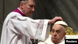 El papa Francisco asiste a la Misa Crismal en la Basílica de San Pedro en el Vaticano, el 28 de marzo de 2024. REUTERS/Guglielmo Mangiapane 