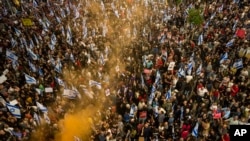 Mijëra izraelitë protestuan të shtunën, duke kërkuar nga kryeministri Benjamin Netanyahu që të pranojë një marrëveshje armëpushimi.