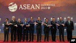东盟国家领导人在雅加达出席东盟峰会期间拍合影。（2023年9月5日）