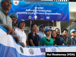 ម្ចាស់​សិប្បកម្ម Home Taste Food អ្នកស្រី ស៊ឹម សេរីរ័ត្ន ថតរូប​ជាក្រុម​ជាមួយ​អ្នកសារព័ត៌មាន មន្ត្រី​ក្រសួង​កសិកម្ម និង​មន្ត្រីគម្រោង CAPFish ក្នុង​ទីក្រុង​សៀមរាប ខេត្តសៀមរាប ថ្ងៃទី១៨ ខែកញ្ញា ឆ្នាំ២០២៣។ (ហ៊ុល រស្មី/វីអូអេ)