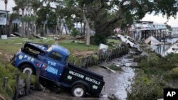 Kamioneti i drugi ostaci u kanalu u Horsešu Biču, Florida, nakon prolaska uragana Idalija, 30. avgusta 2023. 