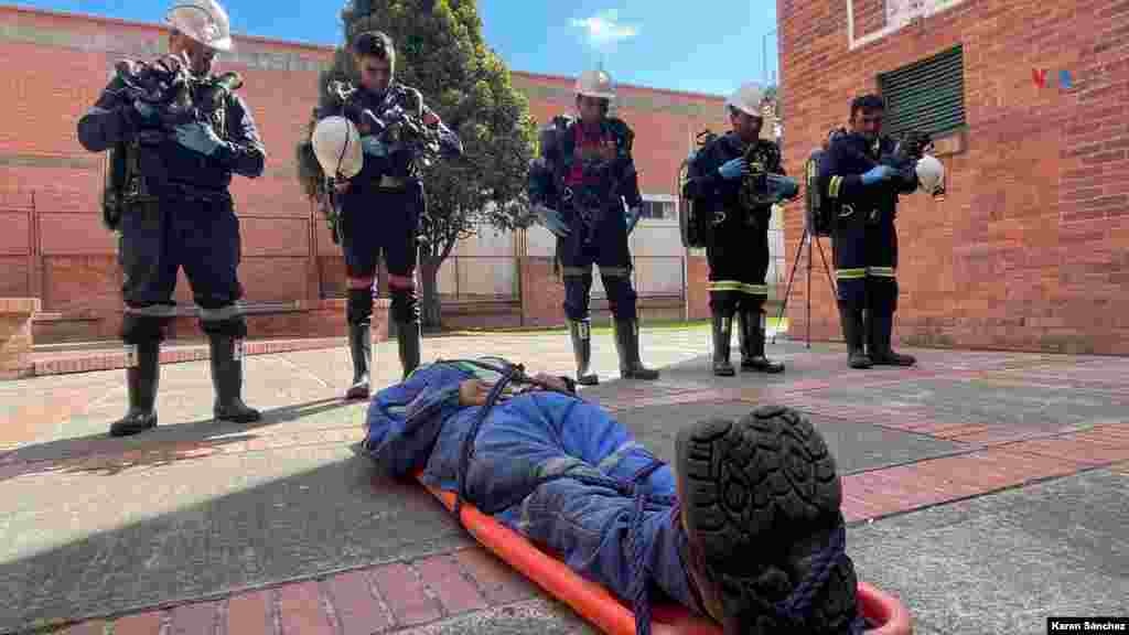 Tras encontrar al compañero accidentado, los socorredores lo rescatan, lo inmovilizan y lo evacuan en camilla a superficie. [Foto: Karen Sánchez, VOA]