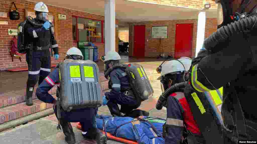 Los socorredores trabajan en cuadrillas, las cuales están conformadas por cinco o seis o mineros capacitados en salvamento. [Foto: Karen Sánchez, VOA]