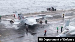 2024년 6월 28일 동중국해에서 열린 미한일 3국 ‘프리덤 에지’ 연합훈련 중 미 해군 F-18 슈퍼호넷 전투기가 USS 시어도어 루스벨트 항공모함에서 이륙 대기 중이다.