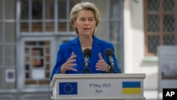 La presidenta de la Comisión Europea, Ursula von der Leyen, habla durante su conferencia de prensa con el presidente de Ucrania, Volodymyr Zelenskyy, en Kiev, Ucrania, el martes 9 de mayo de 2023. (Foto AP/Efrem Lukatsky)