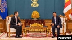 ប្រធានព្រឹទ្ធសភា​លោក ហ៊ុន សែន និងលោក Dominic Williams ឯកអគ្គរាជទូតអង់គ្លេសប្រចាំកម្ពុជា ជួបពិភាក្សាគ្នា​នៅ​រាជធានីភ្នំពេញ កាលពី​ថ្ងៃ៣០ ខែឧសភា ឆ្នាំ២០២៤។ (Facebook / Samdech Hun Sen of Cambodia)