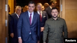 Pedsednik Ukrajine Volodimir Zelenski i premijer Španije Pedro Sančez hodaju na marginama samita Evropske političke zajednice u Granadi, Španija, 5. oktobra 2023.