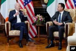 Rais Joe Biden akiwa na Waziri Mkuu Leo Varadkar katika ofisi ya Farmleigh House, April 13, 2023, Dublin.