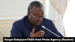 O Presidente da Guiné-Bissau, Umaro Sissoco Embalo, participa numa reunião com o Presidente da Rússia, Vladimir Putin, após a cimeira Rússia-África em São Petersburgo, Rússia, a 29 de julho de 2023. 