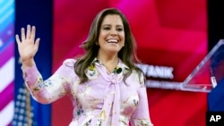 Конгресвумен Еліз Стефанік махає прихильникам на конференції в Оксон-Хілл, штат Меріленд, 23 лютого 2024 р.