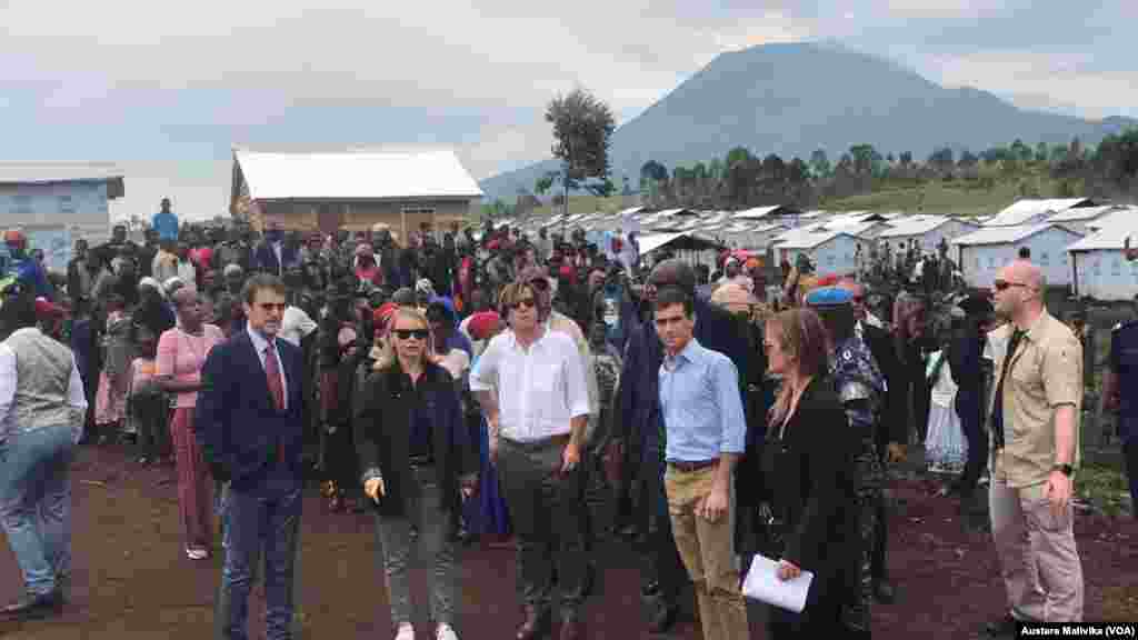 Mabalozi wa Baraza la Usalama na wajumbe wa mashirika ya huduma za dharura watembelea kambi ya Bushangara ya watu walokoseshwa makazi.