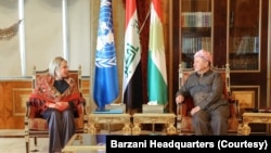 وێنەی کۆبوونەوەی مەسعود بارزانی، سەرۆکی پارتی، لەگەڵ جنین پلاسخارت، نوێنەری تایبەتی سكرتێری گشتی ڕێكخراوی نەتەوە یەكگرتووەكان لە عێراق ڕۆژی 3-4-2024 کە تێیدا بارزانی سوربوونی پارتی لەسەر بایکۆتی هەڵبژاردن دەردەبڕێت. .