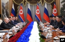 2024년 6월 북한을 방문한 블라디미르 푸틴 러시아 대통령과 김정은 북한 국무위원장이 평양 금수산 영빈관에서 정상회담을 갖고 있다.