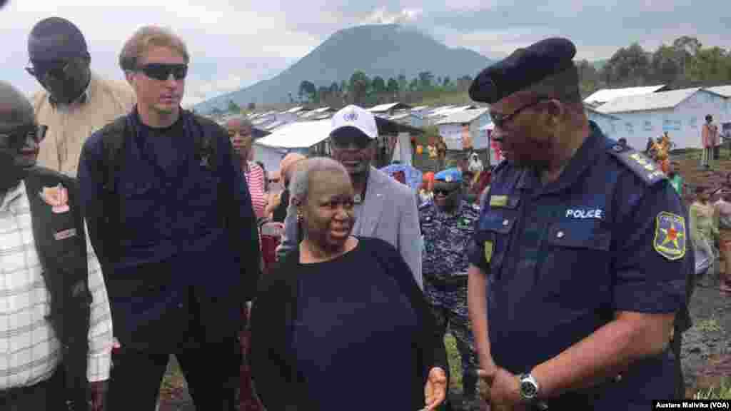 Bintou Keita Mjumbe maalum wa Katibu mkuu wa UN nchini Congo na Mkuu wa MONUSCO azungumza na polisi wakati wa ziara kwenye kambi ya Bushangara, karibu na Goma.